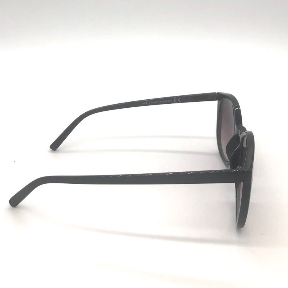 Black Sunglasses 🌸Free w/ any Bundle purchase - Picture 4 of 4